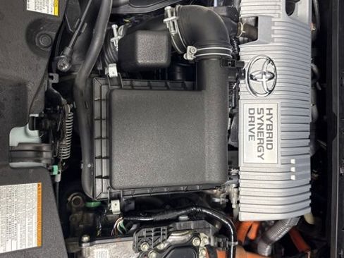 Used 2017 Toyota Prius V Four image 9