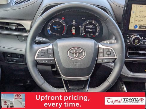 Used 2023 Toyota Highlander Limited FWD image 16