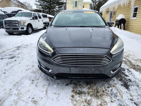 Used 2017 Ford Focus Titanium image 2
