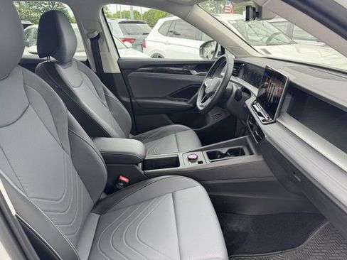 Used 2025 Volkswagen Tiguan SE AWD/4WD image 30