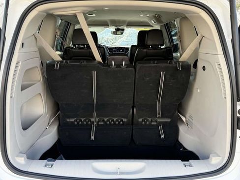 Used 2024 Chrysler Pacifica Touring-L image 10