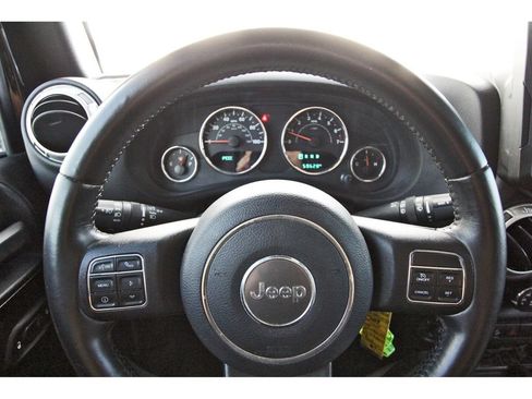 Used 2017 Jeep Wrangler Unlimited Rubicon w/ Connectivity Group AWD/4WD image 15