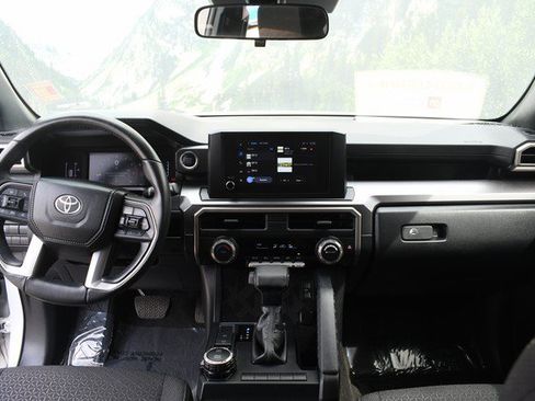 Certified 2025 Toyota 4Runner SR5 AWD/4WD image 18