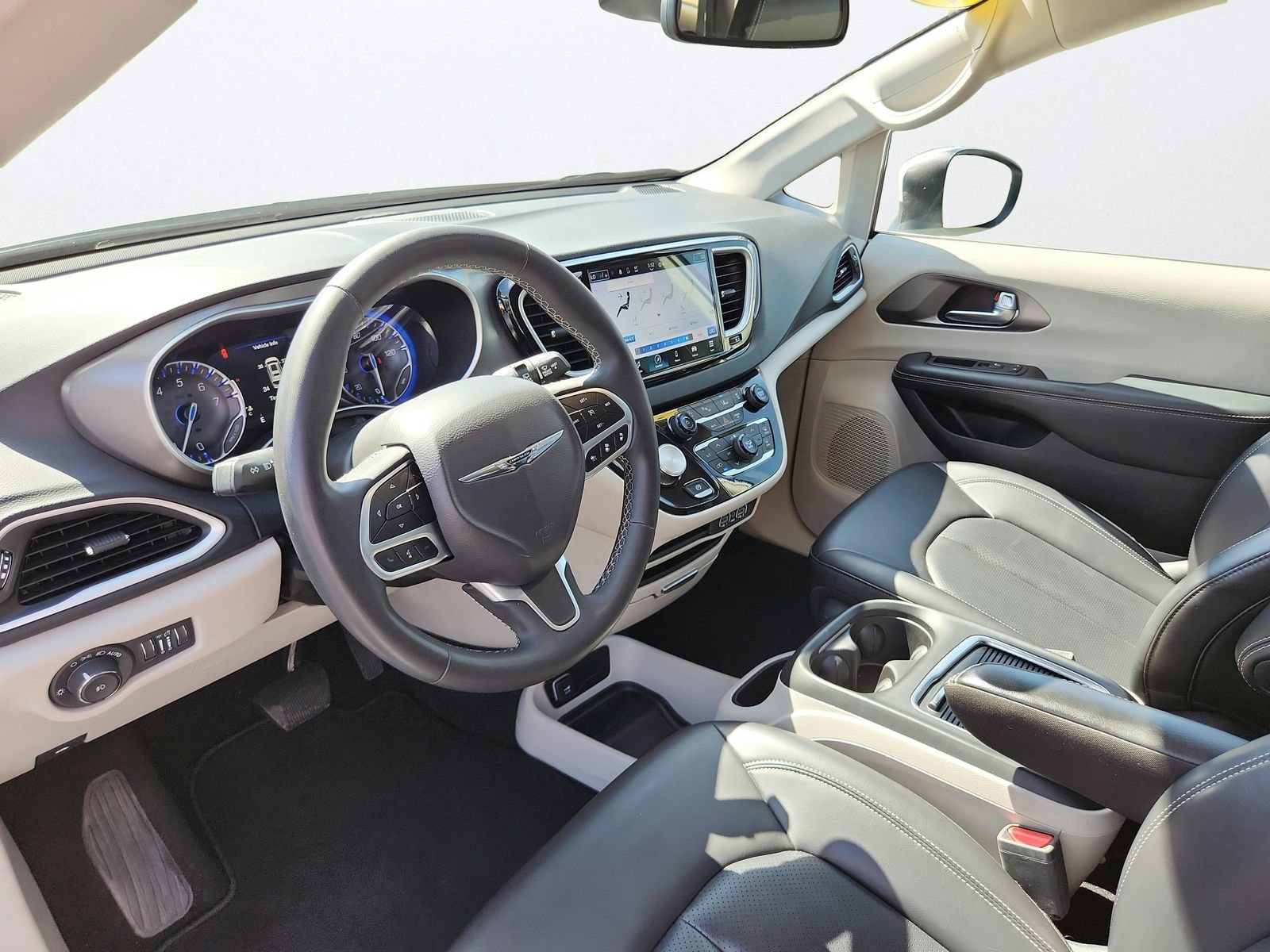 Used 2023 Chrysler Pacifica Touring-L FWD image 11