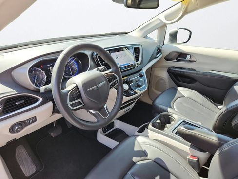 Used 2023 Chrysler Pacifica Touring-L FWD image 11