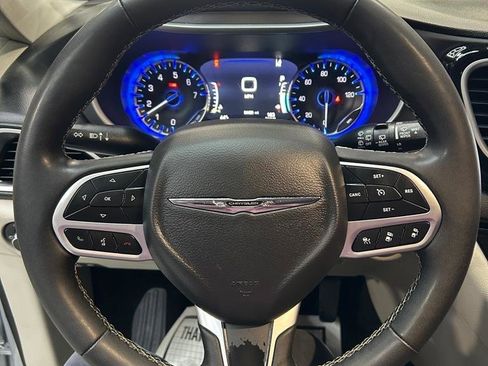 Used 2024 Chrysler Pacifica Touring-L image 15