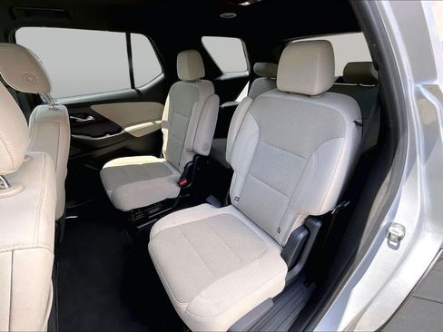 Used 2022 Chevrolet Traverse LT FWD image 25