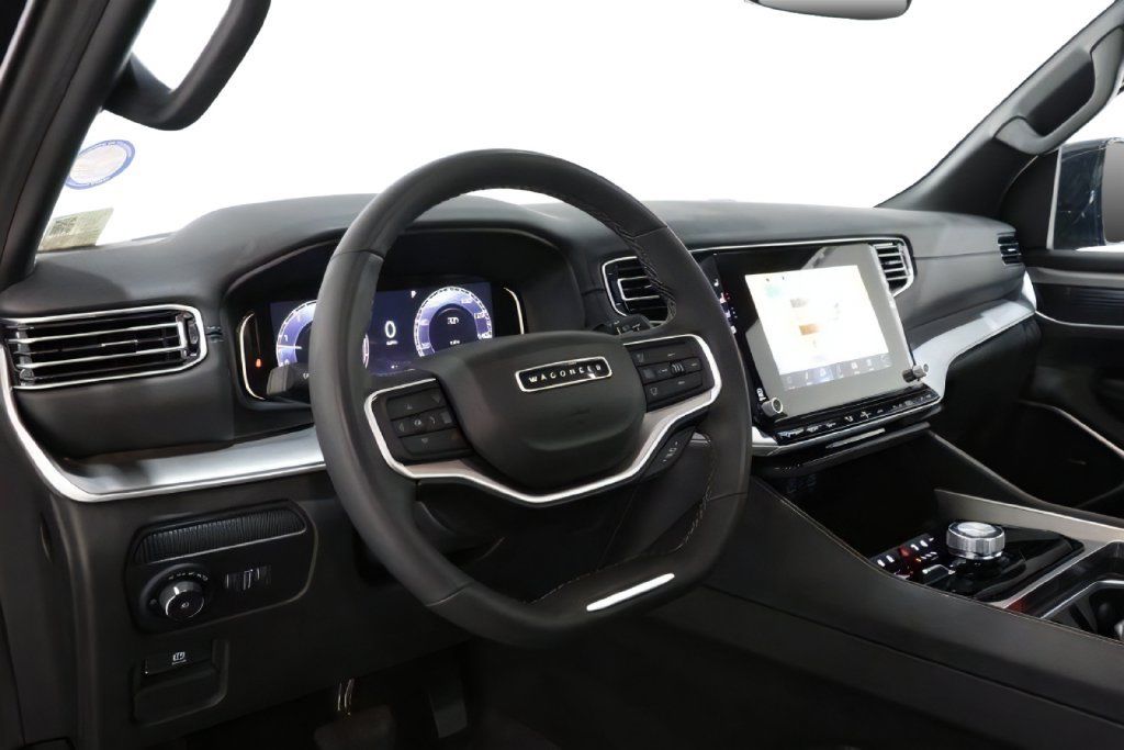 Used 2025 Jeep Wagoneer 4WD w/ Premium Group I image 15