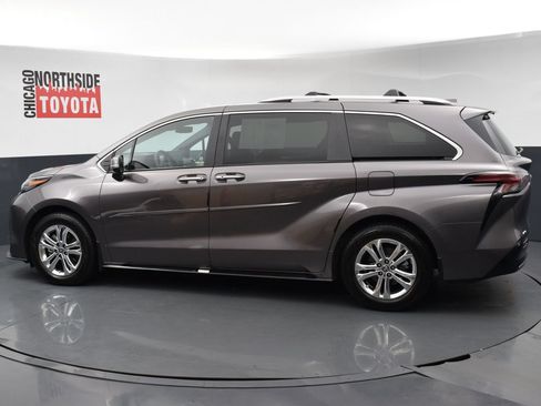 Used 2024 Toyota Sienna Platinum AWD/4WD image 2