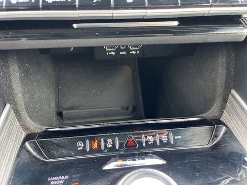 Used 2024 Jeep Wagoneer Series II w/ Flexible Seating Group image 28