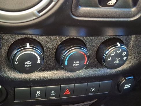 Used 2017 Jeep Wrangler Unlimited Sahara w/ Connectivity Group image 15