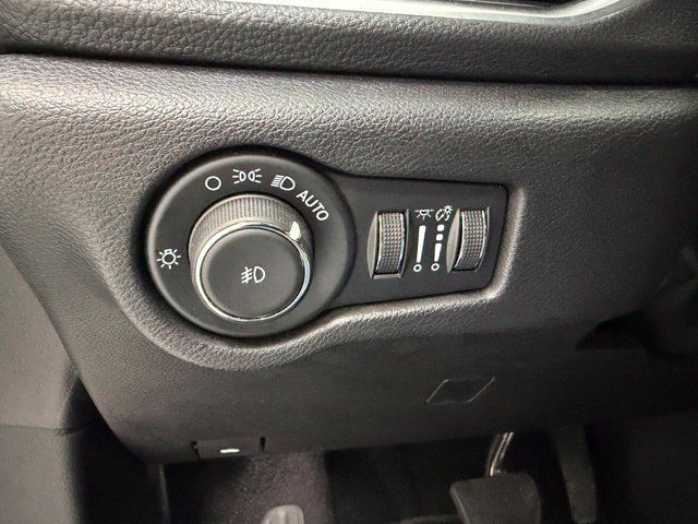Used 2025 Chrysler Pacifica Limited FWD image 15