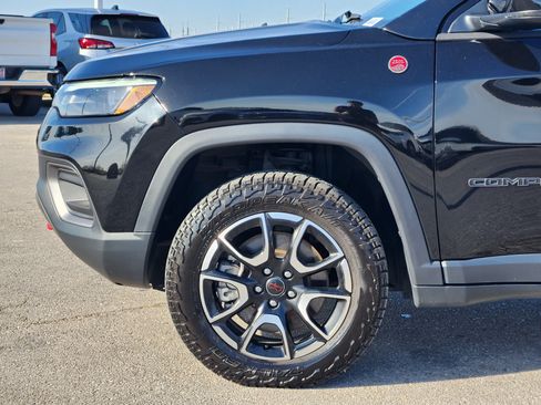 Used 2025 Jeep Compass Trailhawk w/ Trailhawk Elite Group AWD/4WD image 9