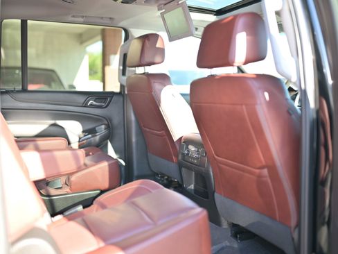 Used 2020 Chevrolet Suburban Premier w/ Premier Plus Edition AWD/4WD image 23