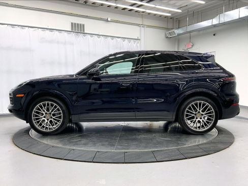 Used 2023 Porsche Cayenne Platinum Edition image 2