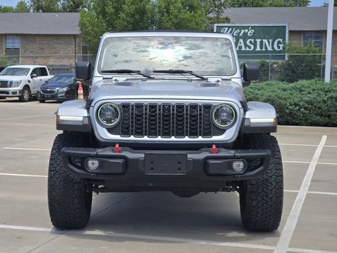 Used 2024 Jeep Wrangler Unlimited Rubicon AWD/4WD image 2