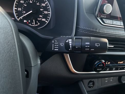 Used 2025 Nissan Rogue SV FWD image 34