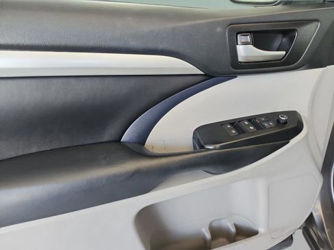 Used 2019 Toyota Highlander XLE FWD image 15