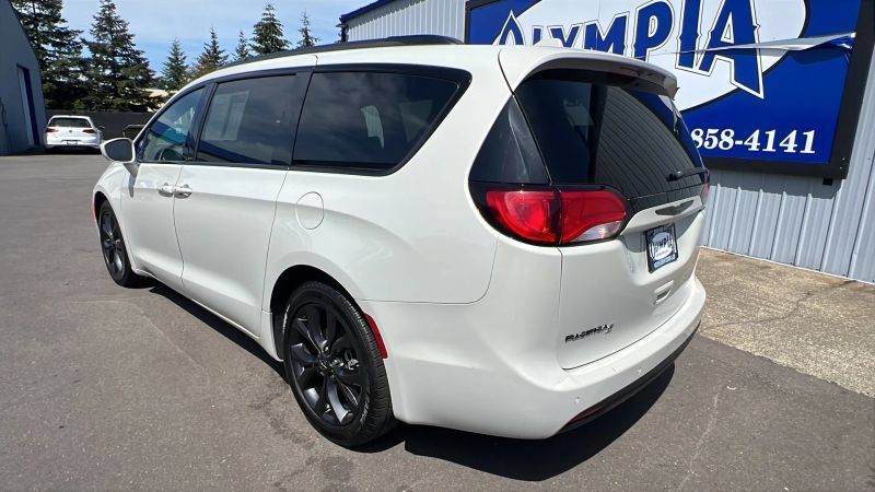 Used 2019 Chrysler Pacifica Touring-L w/ S Appearance Package FWD image 12