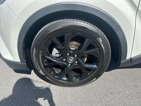 Used 2019 Toyota C-HR XLE FWD image 13
