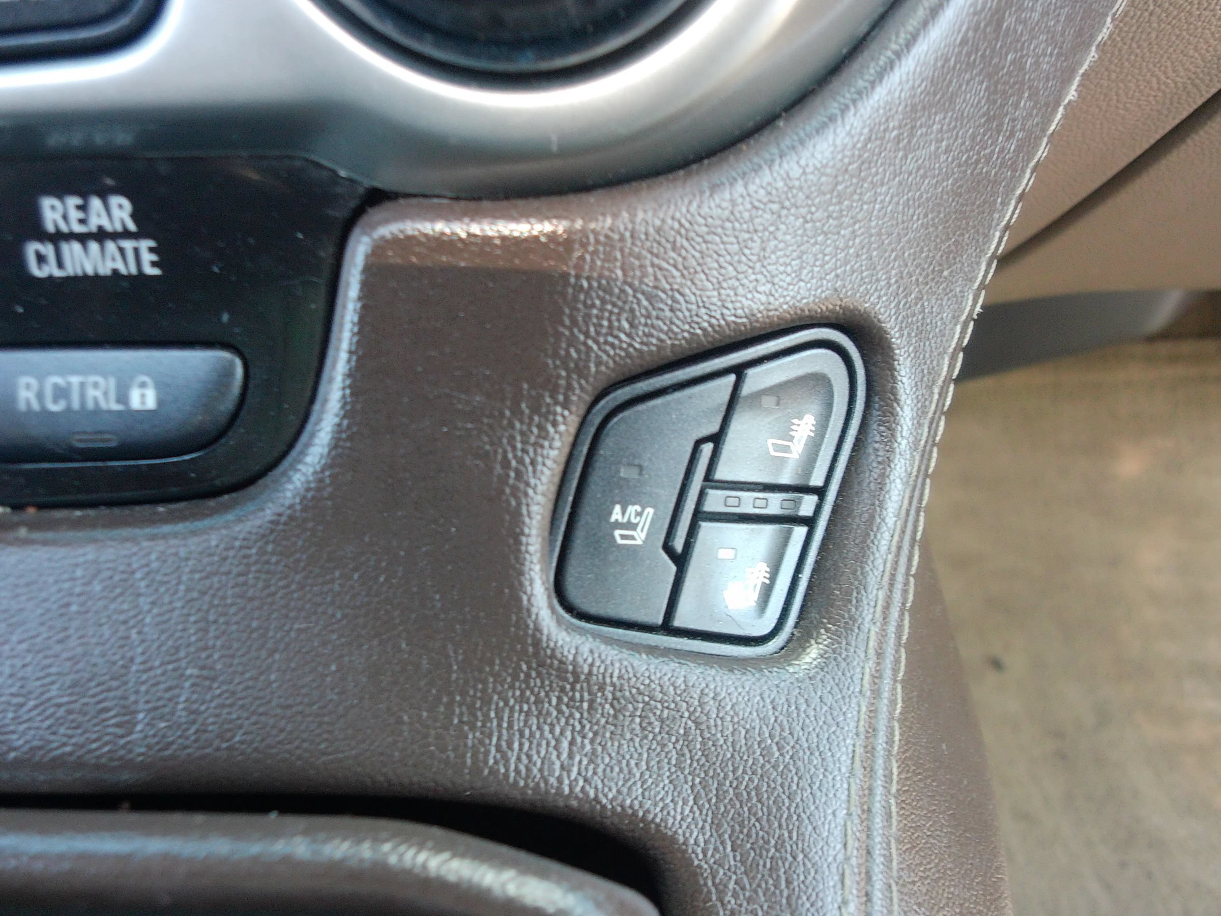 Used 2015 Chevrolet Suburban LTZ RWD image 25