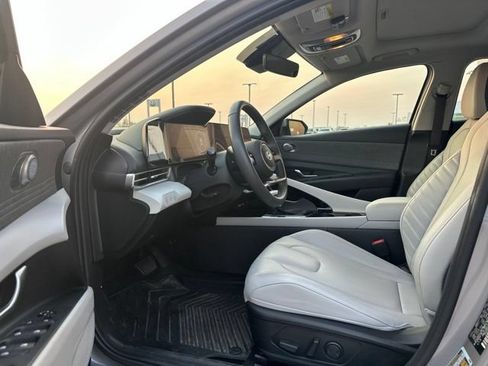 Used 2025 Hyundai Elantra Limited FWD image 5