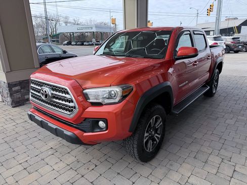 Used 2017 Toyota Tacoma TRD Off-Road w/ Tow Package (A/T) AWD/4WD image 2