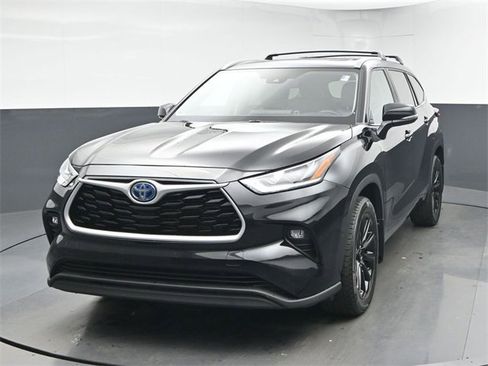 Used 2023 Toyota Highlander Bronze Edition image 3