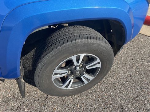 Used 2016 Toyota Tacoma TRD Sport image 9