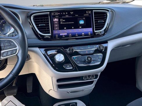 Used 2021 Chrysler Pacifica Touring w/ Cold Weather Group FWD image 7
