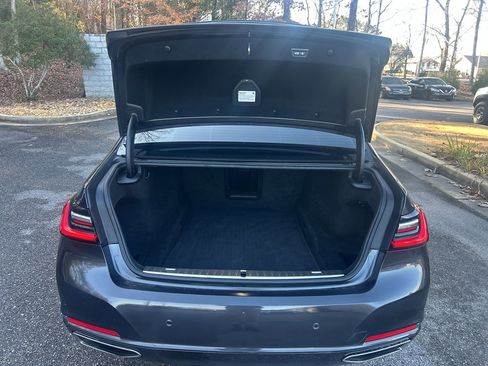 Used 2022 BMW 740i xDrive w/ Premium Package image 9