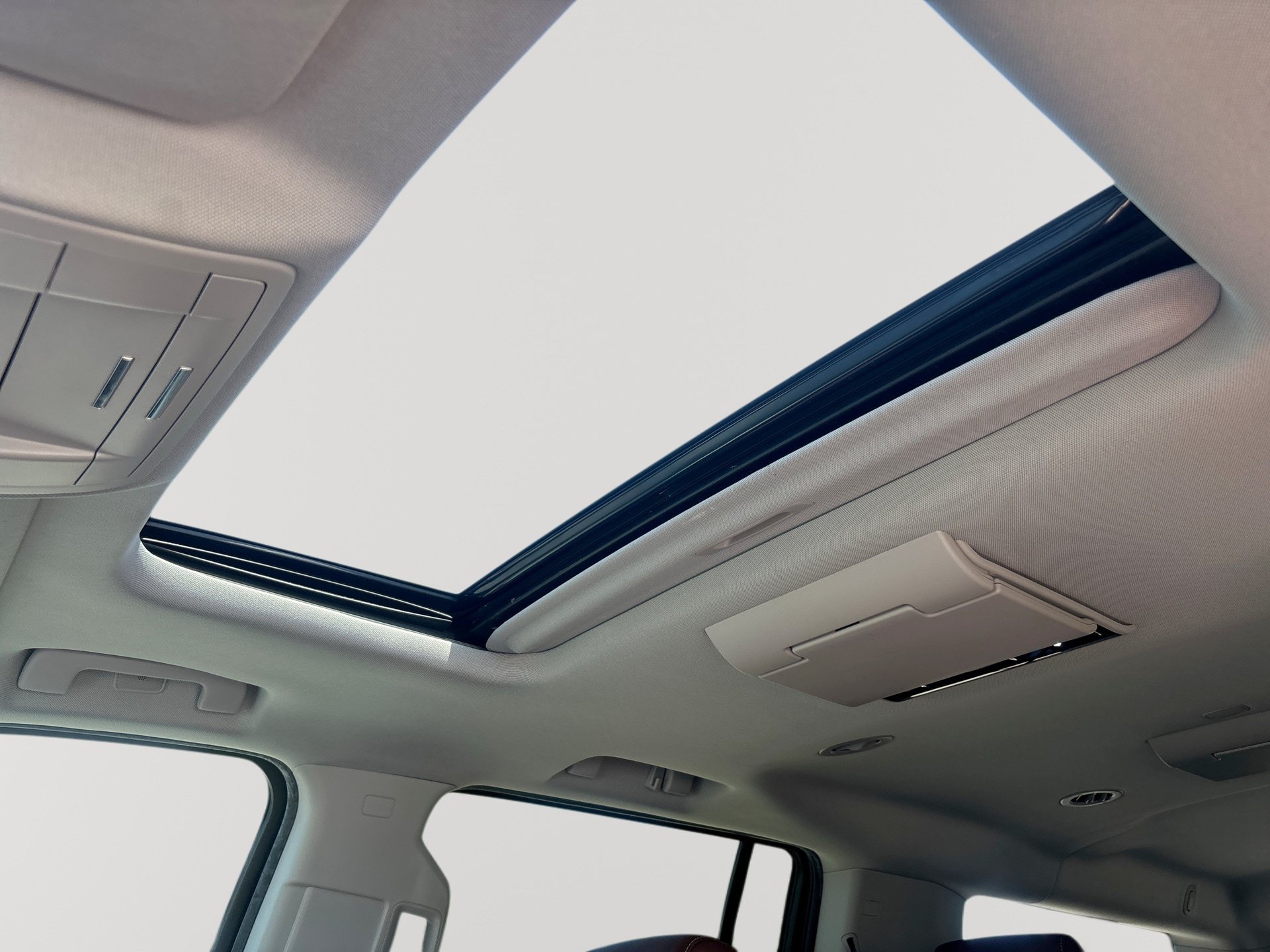 Used 2019 Chevrolet Suburban Premier w/ Premier Plus Edition AWD/4WD image 16