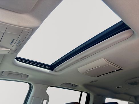 Used 2019 Chevrolet Suburban Premier w/ Premier Plus Edition AWD/4WD image 16