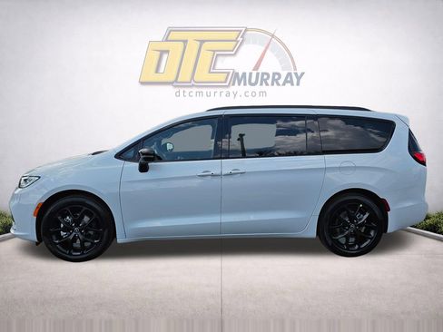New 2026 Chrysler Pacifica Limited w/ Uconnect Theater Family Group FWD image 8