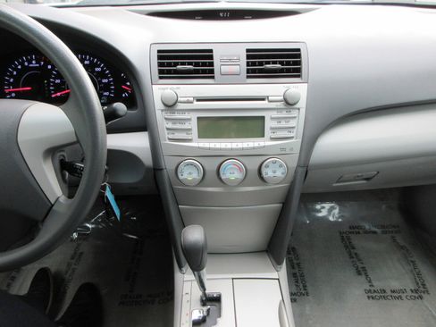 Used 2010 Toyota Camry LE FWD image 34