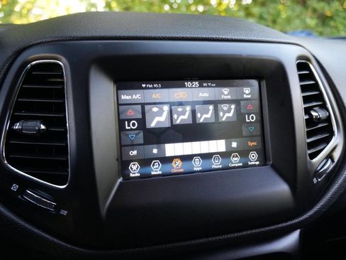 Used 2019 Jeep Compass Latitude image 19