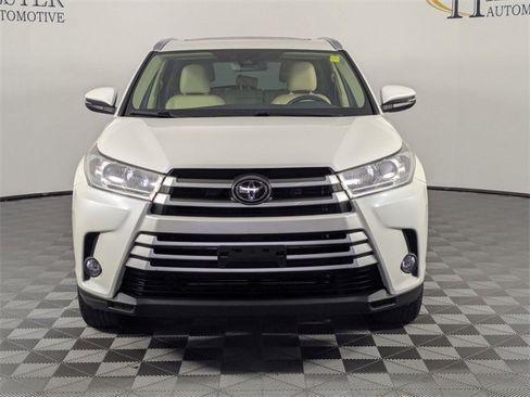 Used 2019 Toyota Highlander XLE image 3