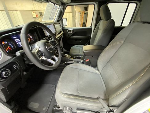 Used 2025 Jeep Wrangler Sahara image 22