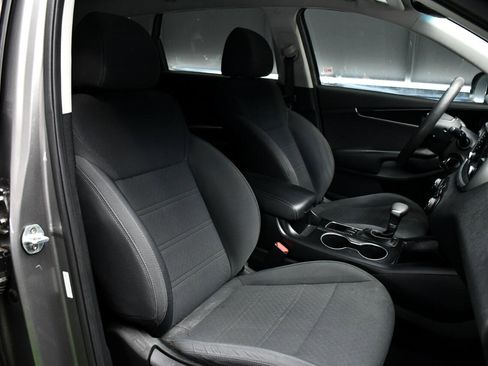 Used 2019 Kia Sorento LX image 39