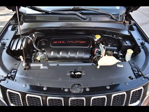 Used 2018 Jeep Compass Latitude FWD image 38