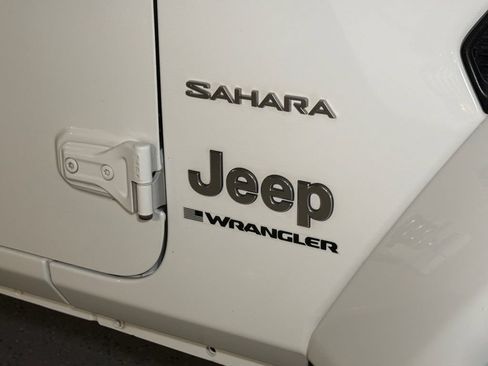 Used 2024 Jeep Wrangler Unlimited Sahara AWD/4WD image 8