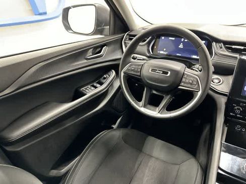Used 2023 Jeep Grand Cherokee Laredo AWD/4WD image 12