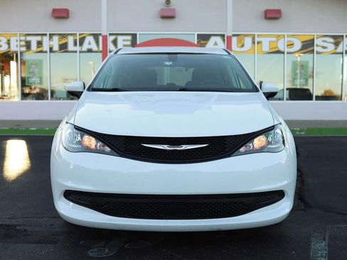 Used 2022 Chrysler Voyager LX image 2