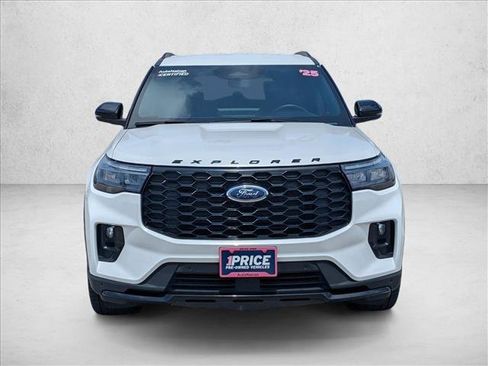 Used 2025 Ford Explorer ST-Line w/ ST-Line Street Pack AWD/4WD image 2