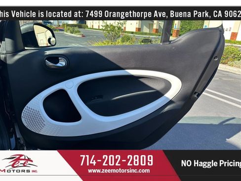 Used 2016 smart fortwo passion RWD image 35