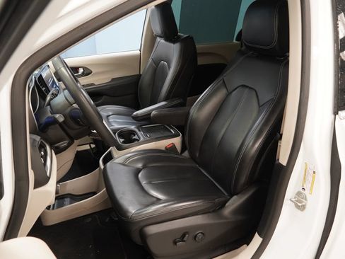 Used 2023 Chrysler Pacifica Touring-L FWD image 3