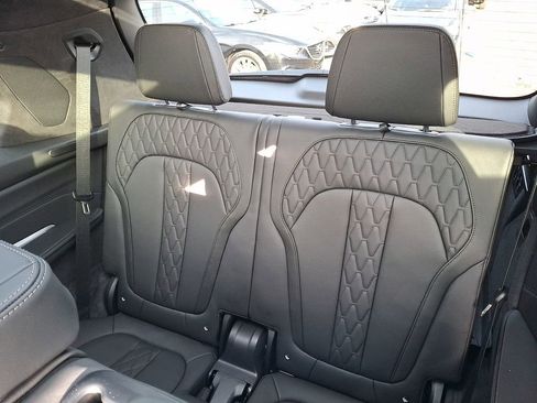 Used 2025 BMW X7 M60i w/ Climate Comfort Package image 8