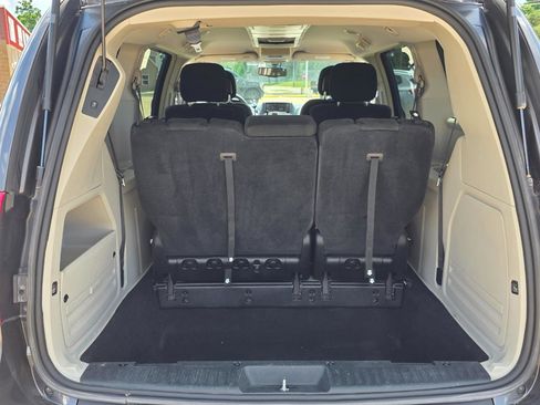 Used 2015 Chrysler Town & Country Touring w/ Driver Convenience Group FWD image 18