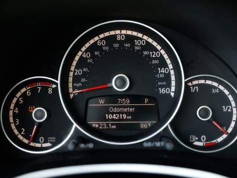 Used 2013 Volkswagen Beetle Turbo FWD image 31