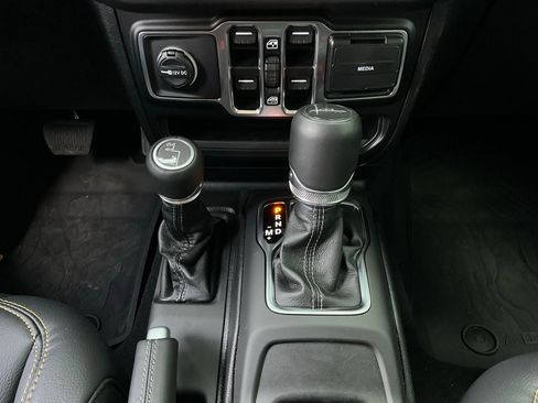 Used 2025 Jeep Gladiator Sport image 21